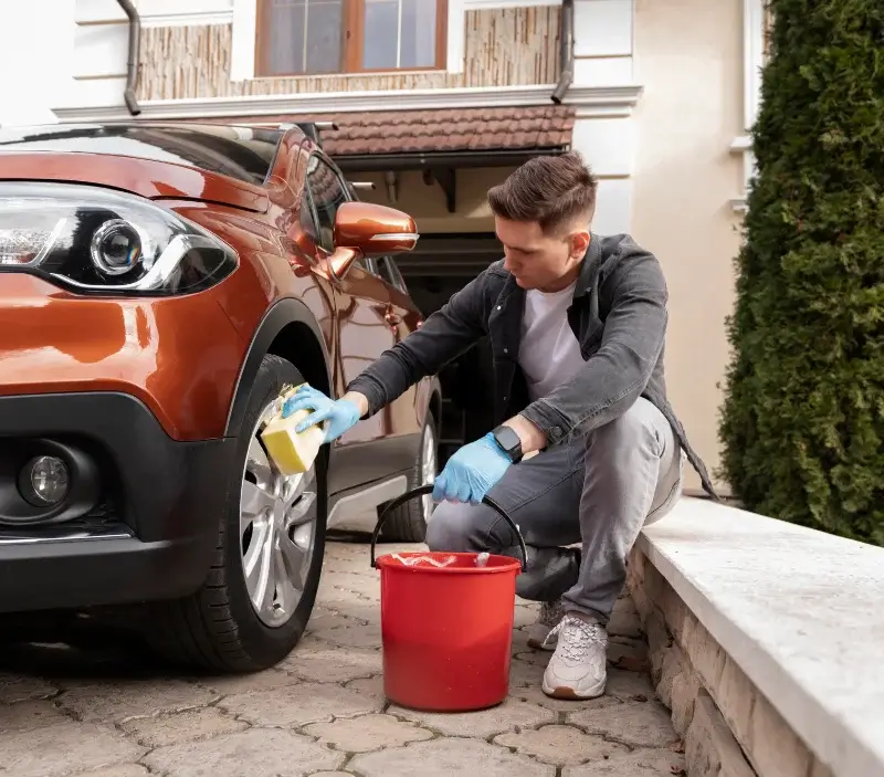 Lavage auto à domicile Marolles-sous-Lignières : professionnel intervenant sur un véhicule